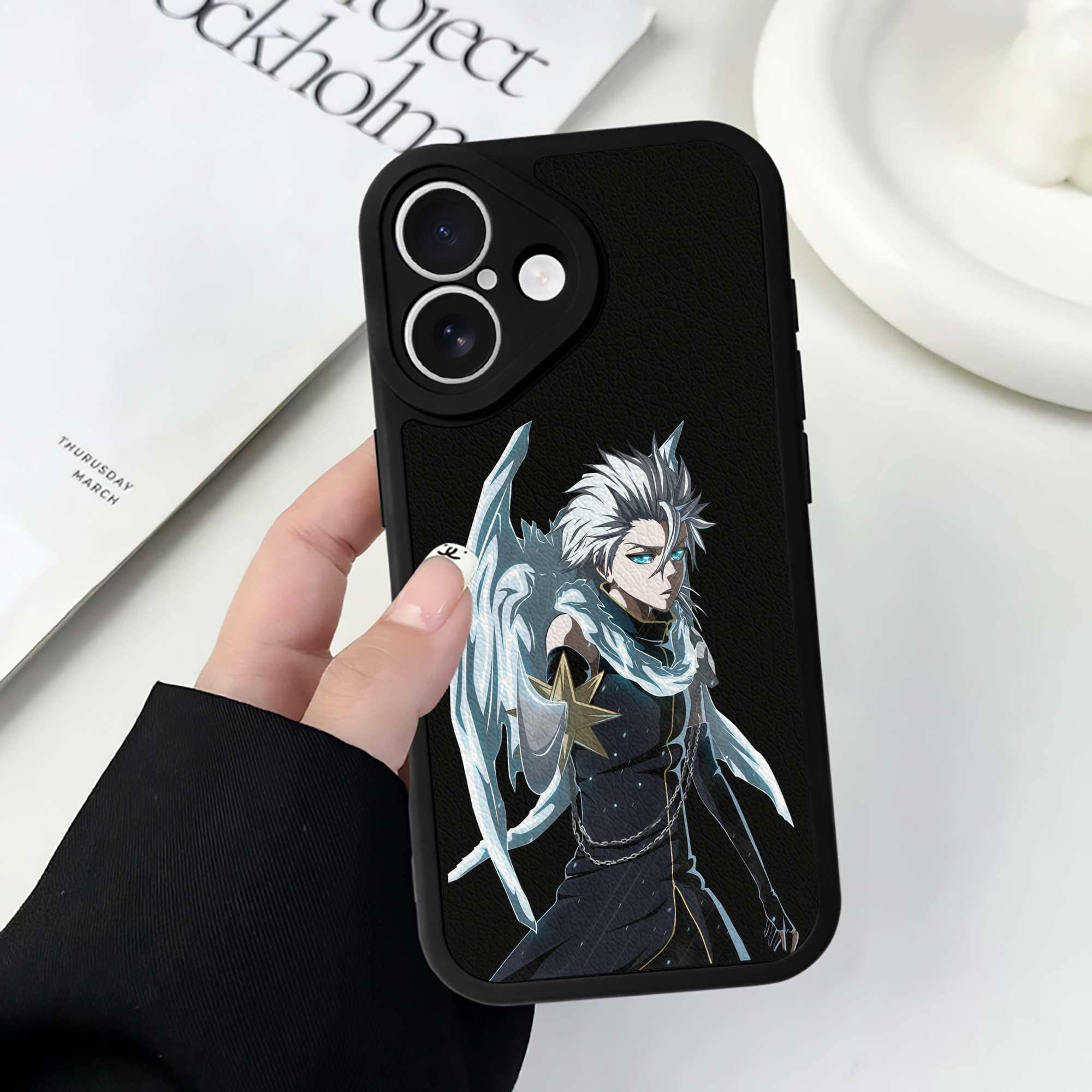 （画像用） ブリーチ 日番谷冬獅郎（ひつがや とうしろう） BLEACH Hitsugaya Toushirou 【iPhone 16シリーズ対応】シリコンスマホケース（レザー調） 材質：シリコン